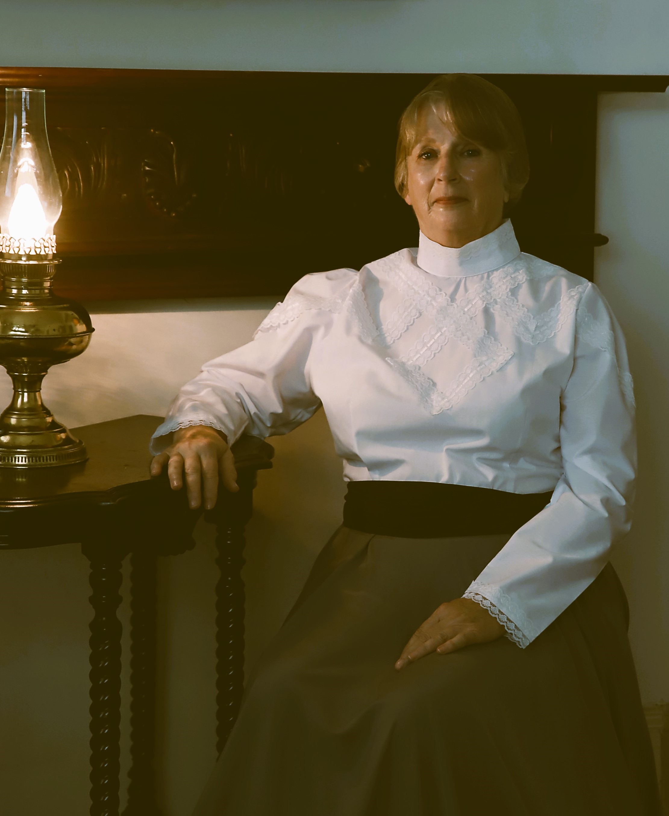 Picture of storyteller Beth Ohlsson in character as Elizabeth Blackwell